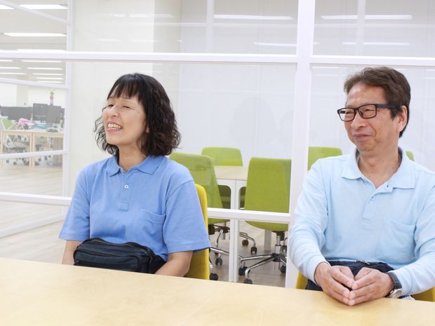 楽しそうに話すご夫婦