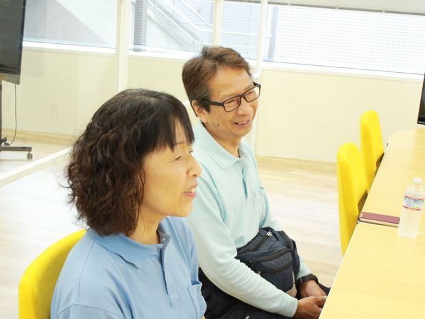 にこやかに話すご夫婦