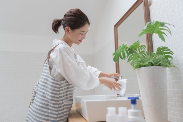 タオルで洗面所を拭く