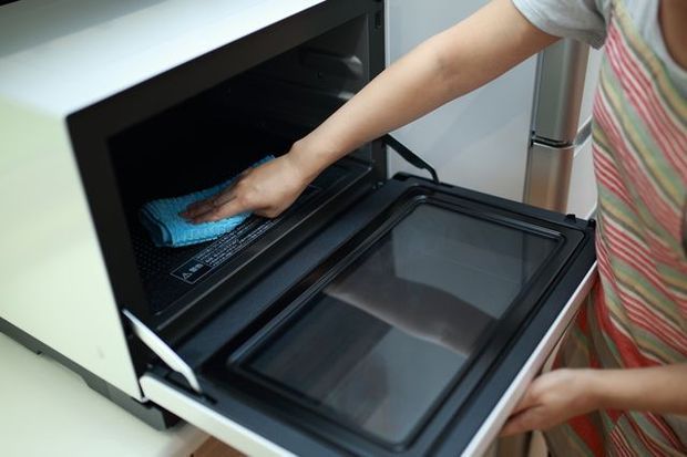 冷蔵庫の庫内を拭く様子