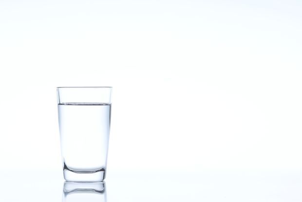 水が注がれたガラスのコップ