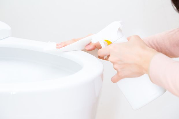 トイレを掃除している