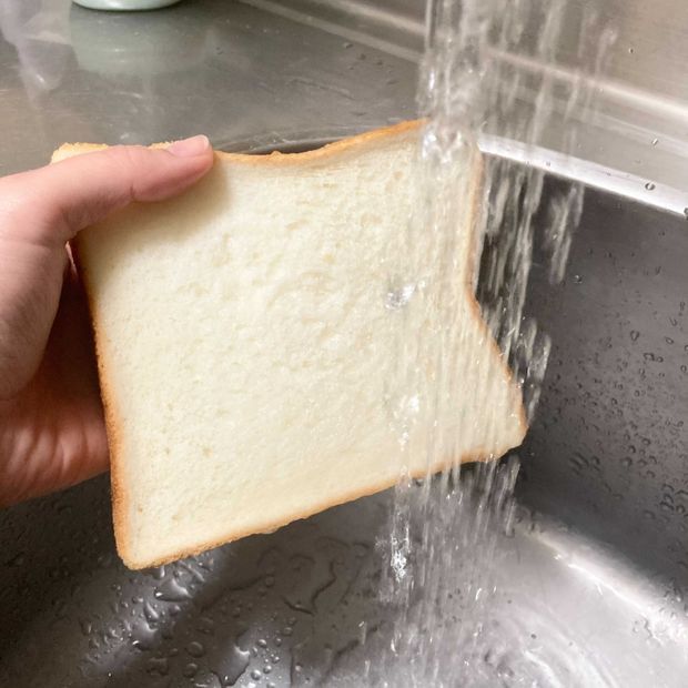 パンを水ですすぐ