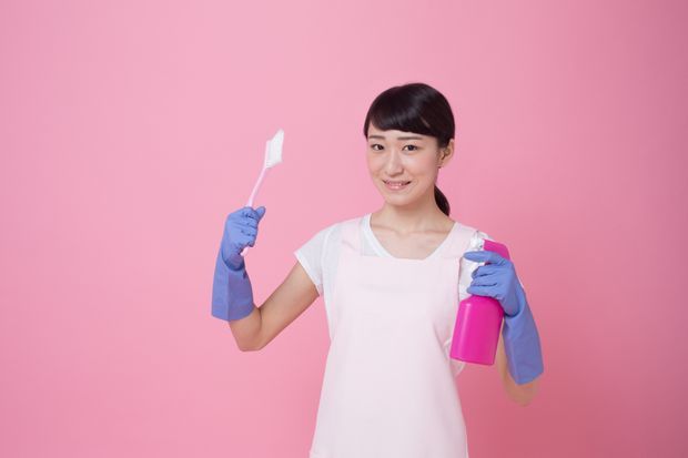 掃除準備する女性
