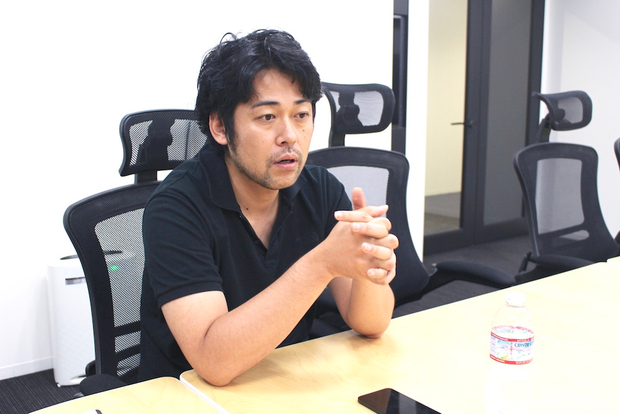デスクで話す時吉さん