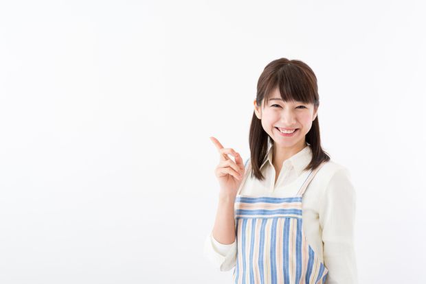 笑顔で教える女性
