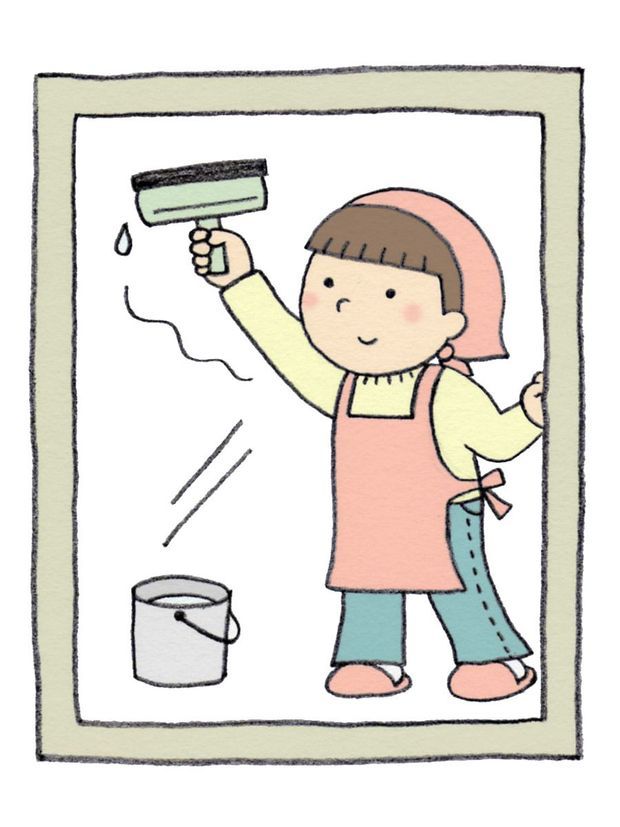 窓を掃除する女性