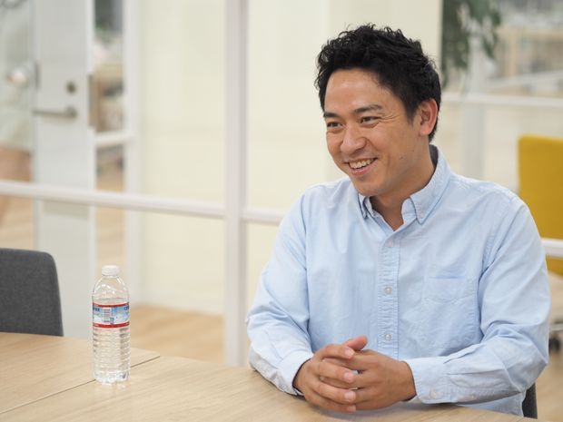 インタビューを受ける男性