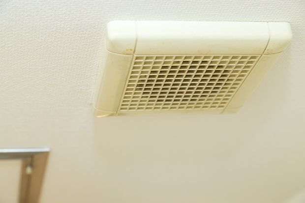 天井にある黄ばんでいる換気扇