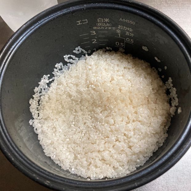 お米を洗う