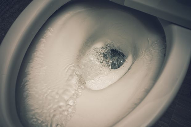 水が流れているトイレ