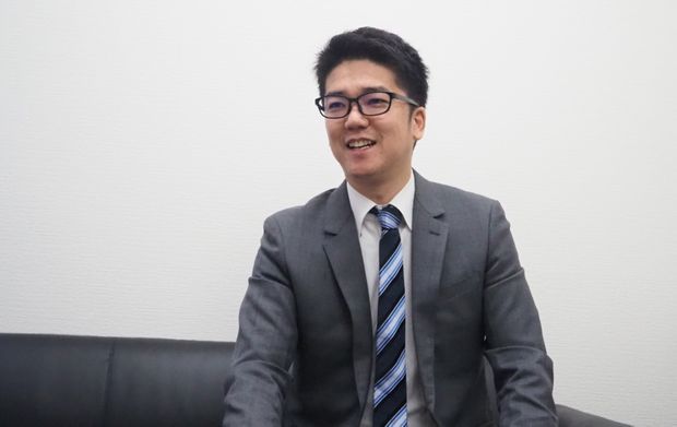 笑って話す男性