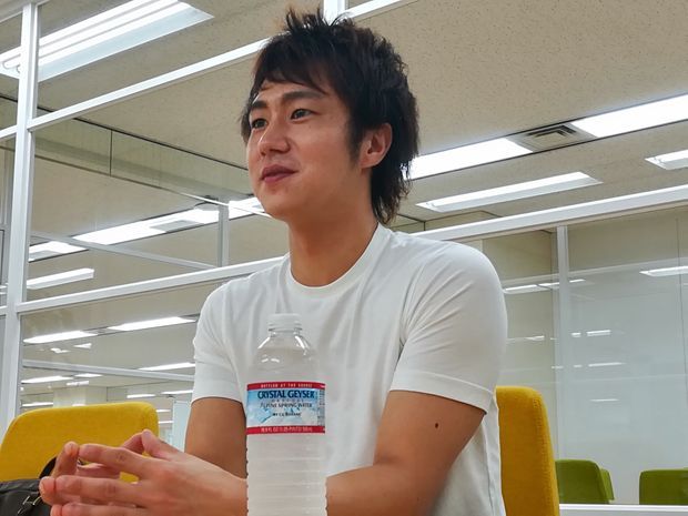 笑っている男性と水