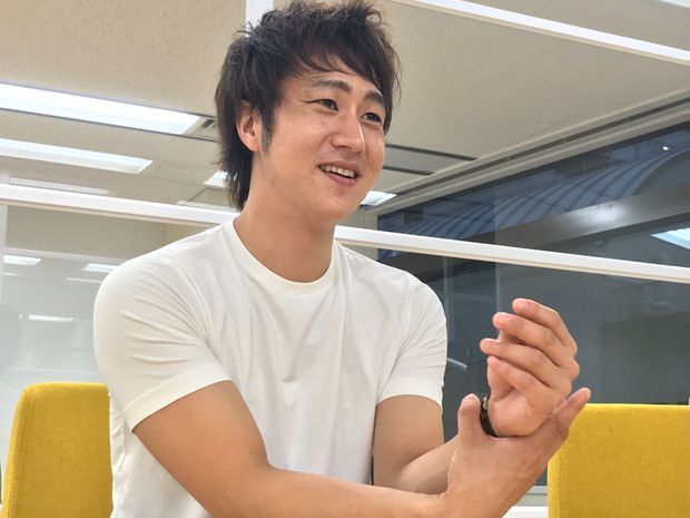 笑っている男性