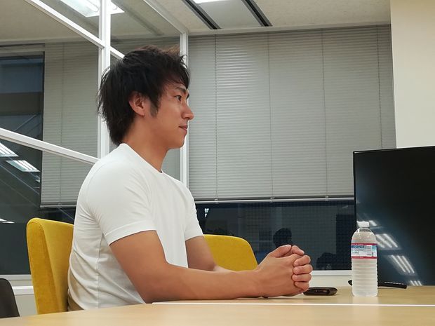 横向きの男性
