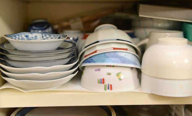 何枚も重ねられたお皿や茶碗などの食器