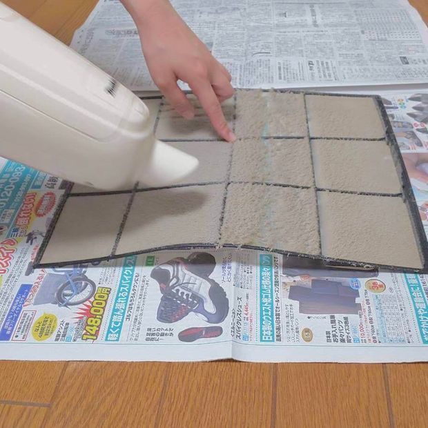 エアコンのフィルターを掃除機で掃除する