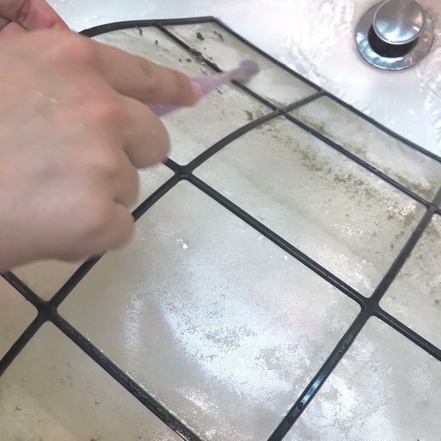 エアコンのフィルターの汚れを歯ブラシで掻き出す