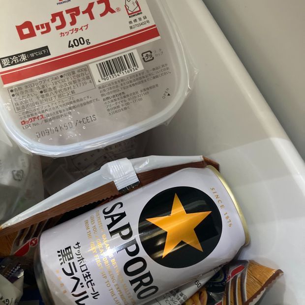 冷凍庫に缶を入れる