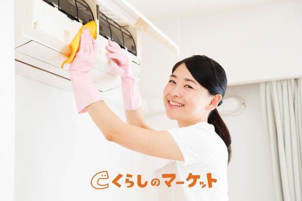 エアコンを掃除する女性