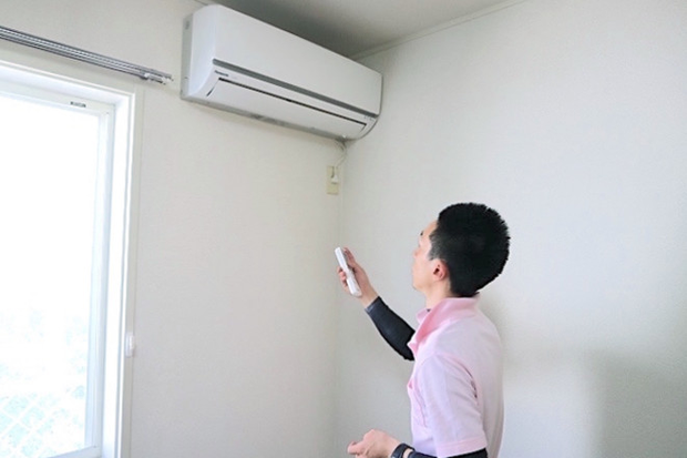 動作確認をする事業者の写真
