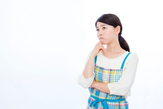 首をかしげる女性