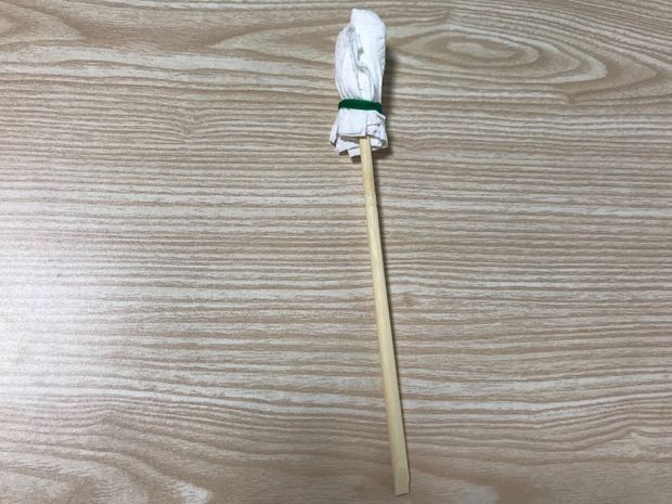 エアコンの冷却フィンのホコリを掃除機で吸い取る