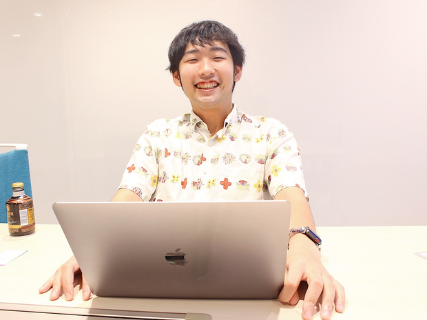 パソコンの前で笑いながら話す木暮さん