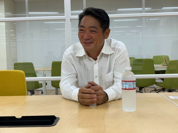 笑顔で話す男性