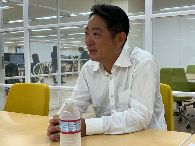 にこやかに話す男性