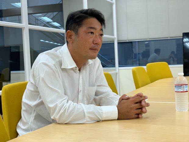 真剣に話す男性