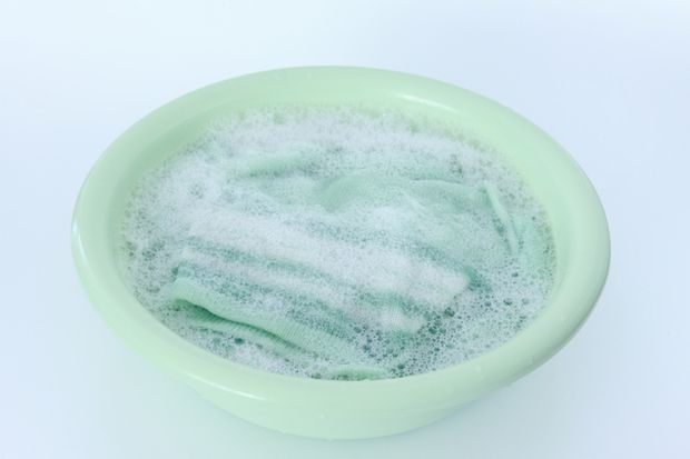 漂白剤にタオルをつけ置きする様子