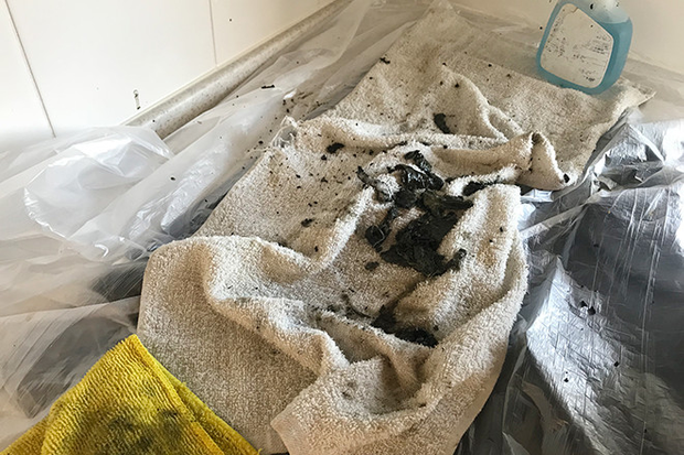 本体部分から削り取られた黒い油汚れのカス