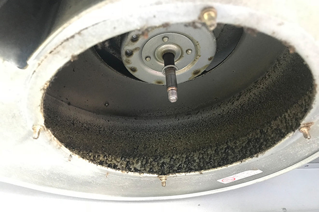 黒い油汚れがへばり付いた本体部分
