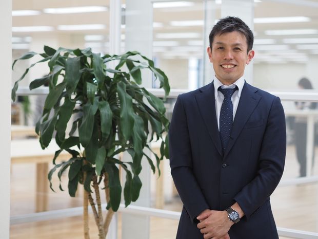 木のそばに立つ男性