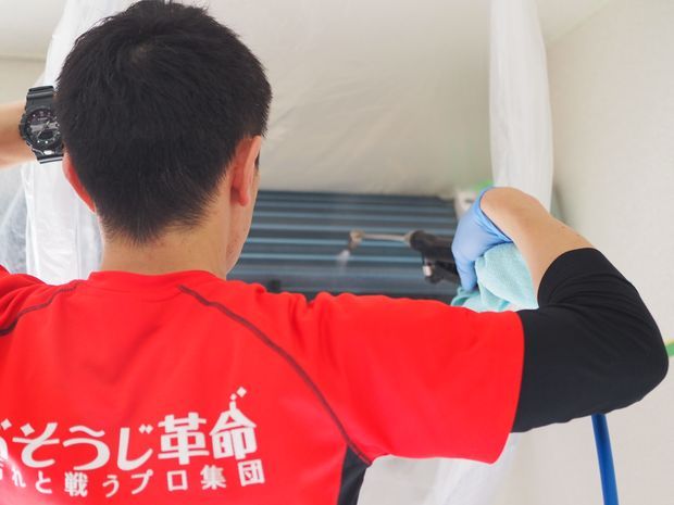 エアコンをクリーニングする男性