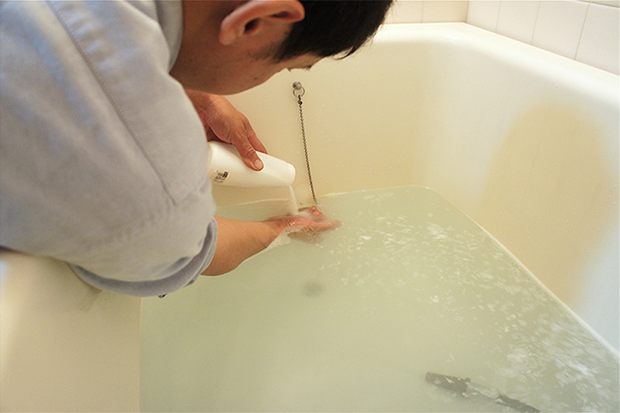 浴槽に洗剤を入れる事業者