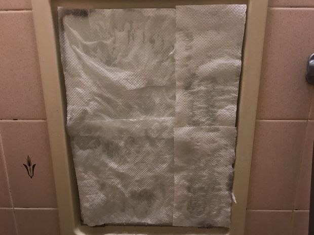 鏡をペーパータオルで覆う