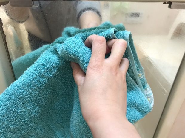 鏡を乾いたタオルで拭く
