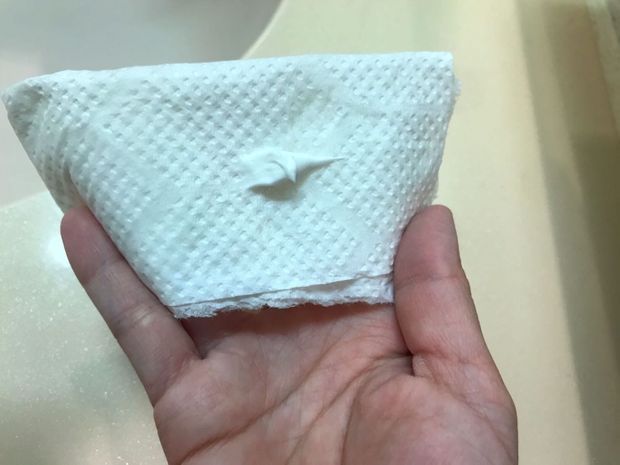 歯磨き粉をペーパータオルにつけた