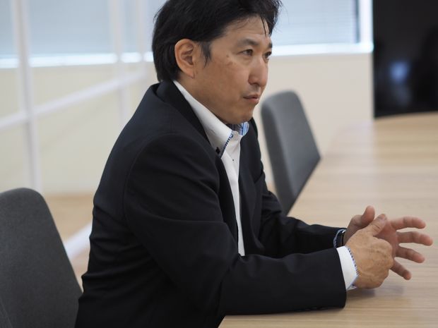 座って話す男性