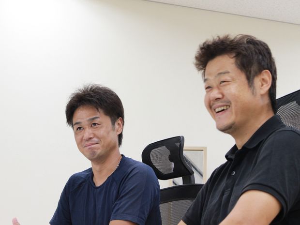 座って話す2人の男性