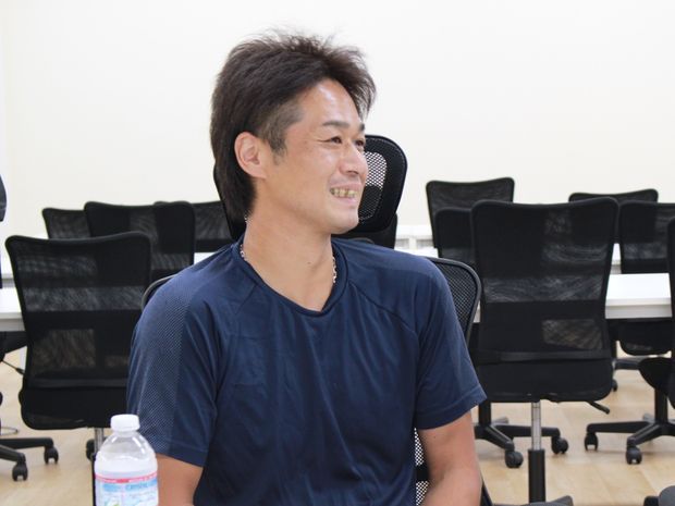 座って話す男性