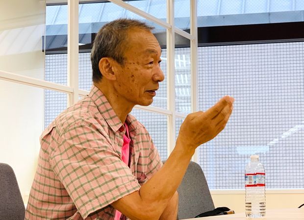 インタビューに応える谷崎さん(1)