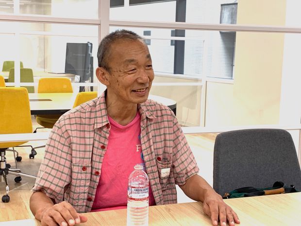 インタビューに応える谷崎さん(2)