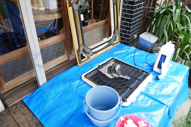 水洗いをするために屋外に部品を並べた様子