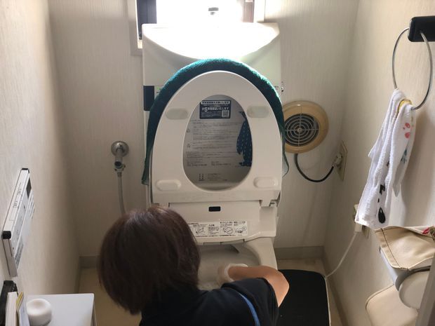 トイレ掃除をする女性