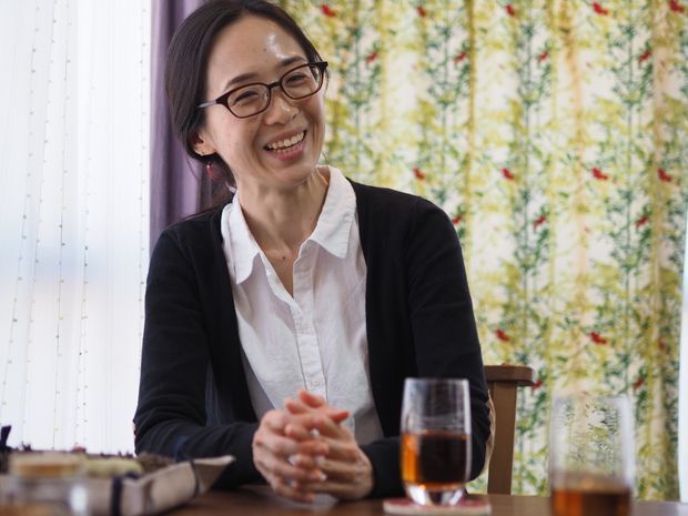 話す女性