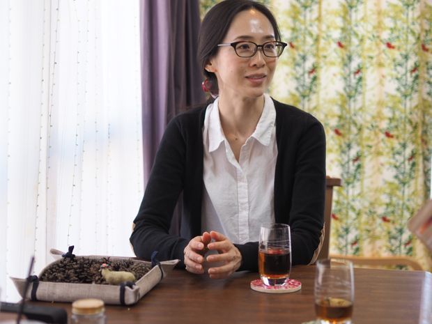 話す女性
