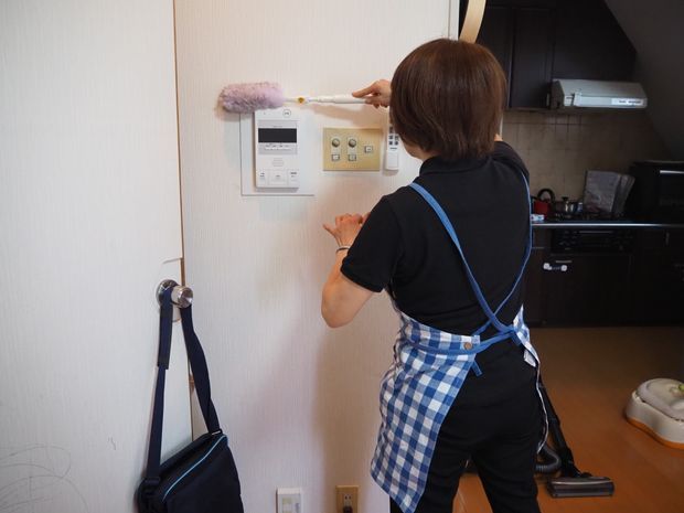 インターフォンを掃除する女性